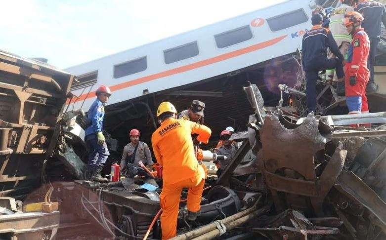 Proses evakuasi gerbong kereta api KA Turangga adu banteng dengan Commuter Line Bandung Raya oleh Tim SAR gabungan. (Foto: Basarnas)