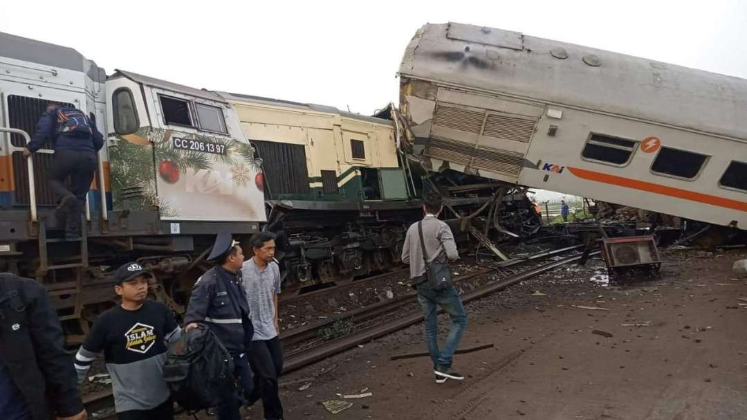 Potret kecelakaan kereta api antara KA Commuter line Bandung Raya dan KA Turangga di jalan Stasiun Haurpugur - Stasiun Cicalengka, pada Jumat 5 Januari 2023. (Foto: Tangkapan Layar)