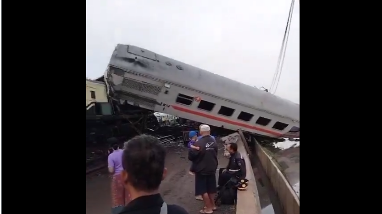 Kereta Api Turangga relasi Surabaya-Bandung bertabrakan dengan kereta api lokal Bandung Raya di petak Stasiun Cicalengka-Haurpugur, Jumat, hari ini. (Foto: Twitter)