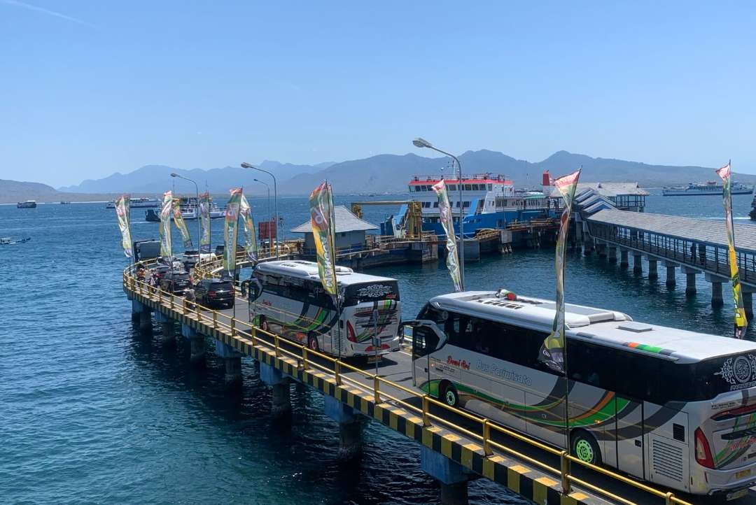 Aktivitas penyeberangan di Pelabuhan Lintas Ketapang-Gilimanuk. (Foto: Istimewa)