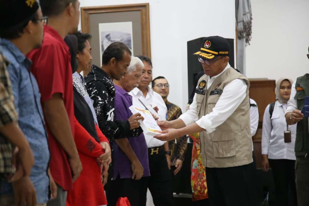 Menko PMK menyerahkan bantuan stimulan kepada korban yang mengalami kerusakan rumah akibat bencana alam gempa bumi di Sumedang. (Foto: Istimewa)