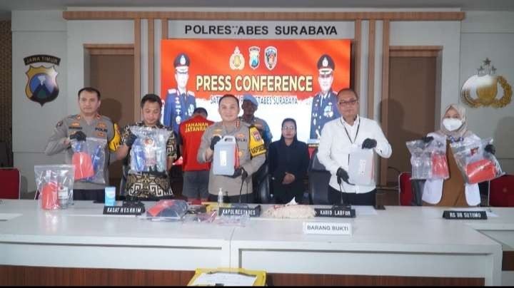 Kapolrestabes Surabaya, Kombes Pol Pasma Royce dan Kabid Labfor Polda Jatim Kombes Pol Sodiq Pratama, yang memegang jirigen berisi metanol yang dicampurkan oleh tersangka AZS. (Foto: Julianus Palermo/Ngopibareng.id)