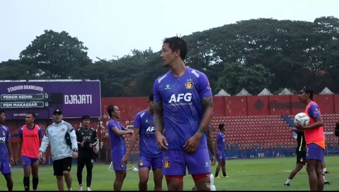 Pemain Persik Kediri tetap bersemangat berlatih di Stadion Brawijaya Kediri, meski diguyur hujan para (Fendi Lesmana/Ngopibareng.id)