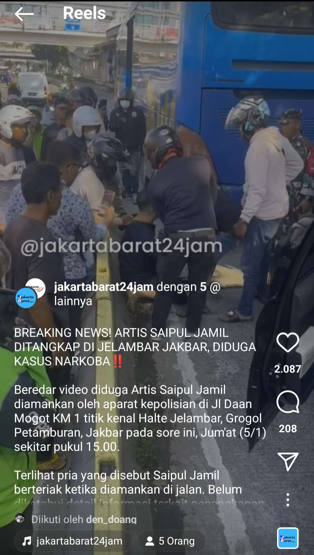 Tangkapan layar video disebut sebagai penangkapan pedangdut diduga Saipul Jamil, Jumat 5 Januari 2024. (Foto: Reels @jakbar24jam)