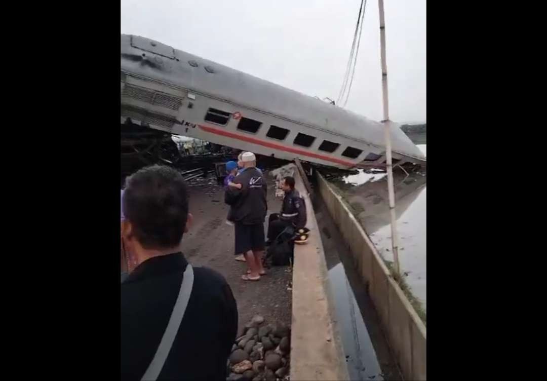 Kecelakaan adu banteng melibatkan KA Turangga dengan KA Commuter Line Bandung Raya. (Foto: X)