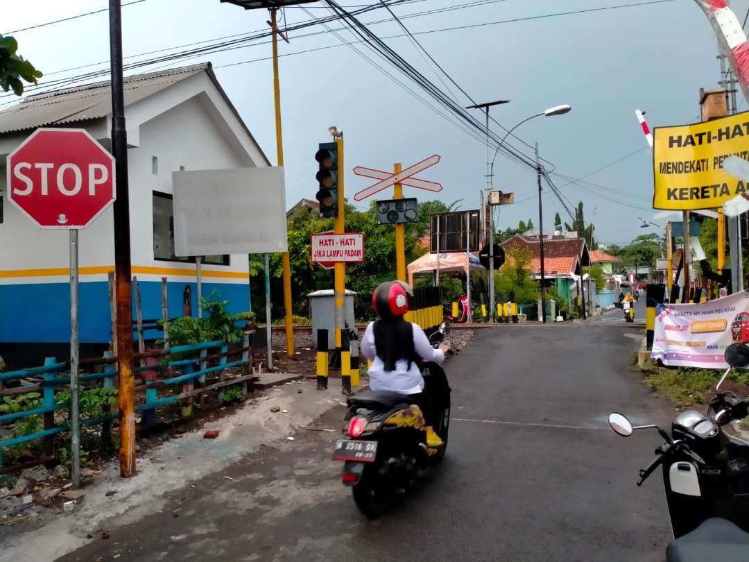 Pos jaga perlintasan kereta api di Jalan Flamboyan, yang dibangun Dishub Kota Probolinggo. (Foto: Ikhsan Mahmudi/Ngopibareng.id)