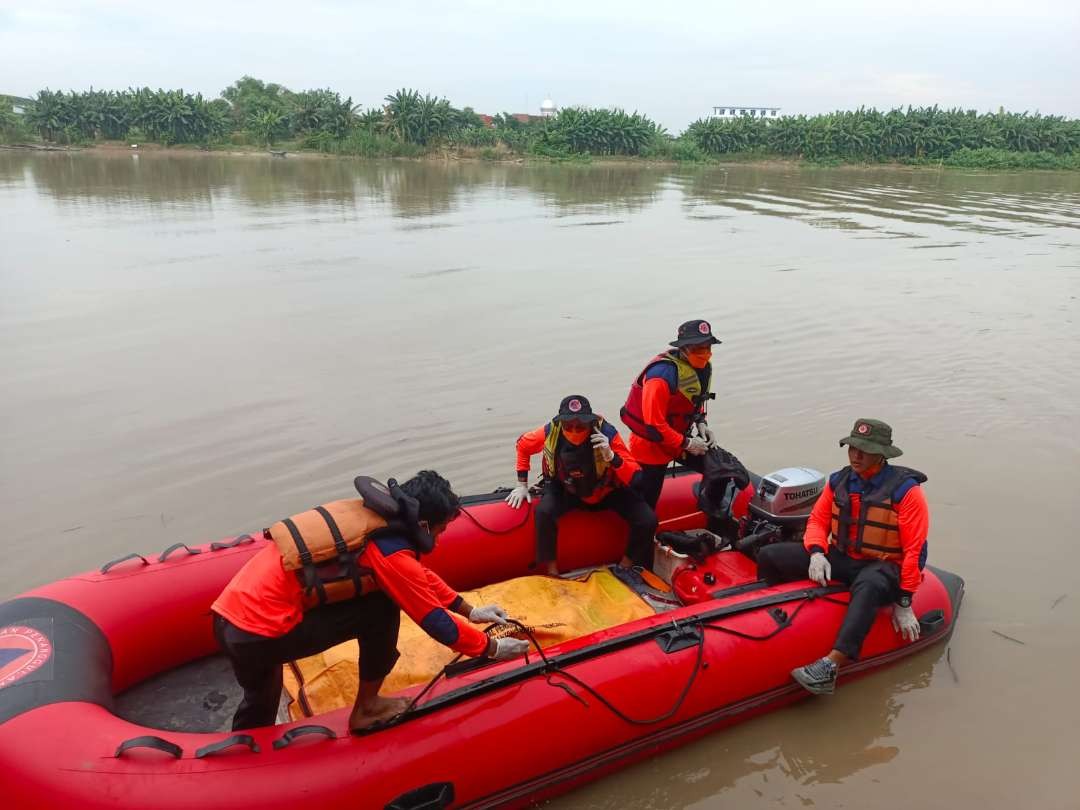 Tim SAR saat mengevakuasi korban di lokasi pintu 1 Bendung Gerak Babat. (Foto: Istimewa)