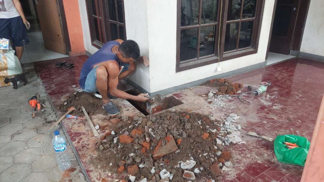 Sudah digali dengan kedalaman sekitar 1 meter tetapi sumber hawa panas di teras rumah Nur Anta Maulana, warga Jalan Flamboyan Gang I, Kota Probolinggo masih misterius. (Foto: Ikhsan Mahmudi/Ngopibareng.id)