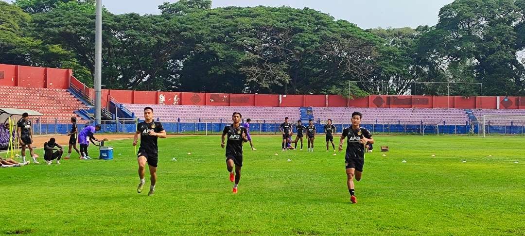 Sejumlah pemain Persik Kediri terlihat mengikuti tes fisik yang diberikan oleh tim pelatih.Tes fisik itu berupa kelincahan dan ketahanan tubuh. (Foto: Fendi Lesmana/ngopi bareng.id)