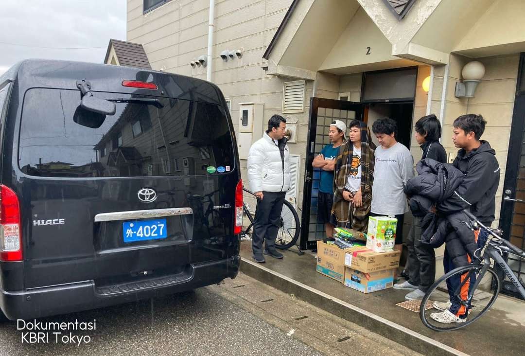 Tim KBRI Tokyo menyalurkan bantuan untuk WNI terdampak gempa, Sabtu 6 Januari 2024. (Foto: Dokumentasi KBRI Tokyo)