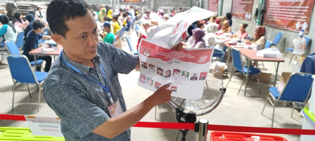 Wahyudi Divisi Sosialisasi, Pendidikan Pemilih, Partisipasi Masyarakat dan SDM KPU Kota Kediri Tunjukan Surat Suara DPD Rusak (Fendi Lesmana/ngopi bareng, id)