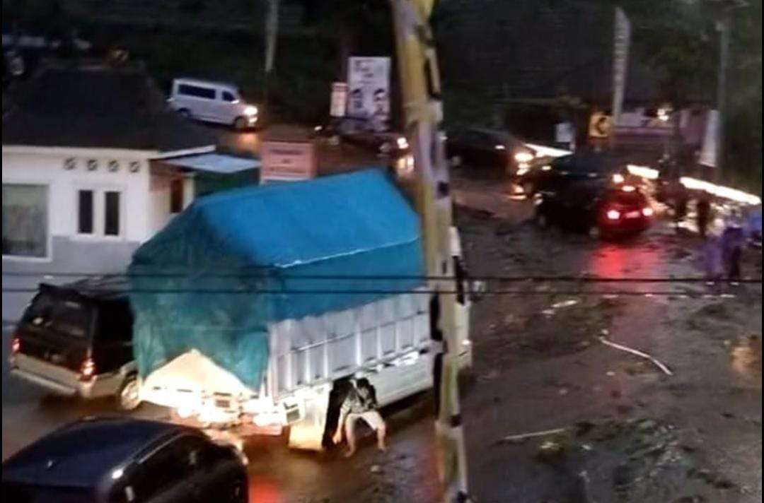 Badan Penanggulangan Bencana Daerah (BPBD) Magetan mencatat jalur masuk menuju tempat wisata Telaga Sarangan di Kelurahan Sarangan, terjadi longsor. (Foto: Ant)