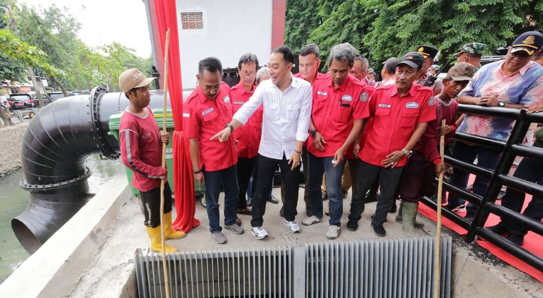 Walikota Surabaya, Eri Cahyadi saat meresmikan rumah pompa di kawasan Gresikan, Surabaya. (Foto: Pita Sari/Ngopibareng.id)