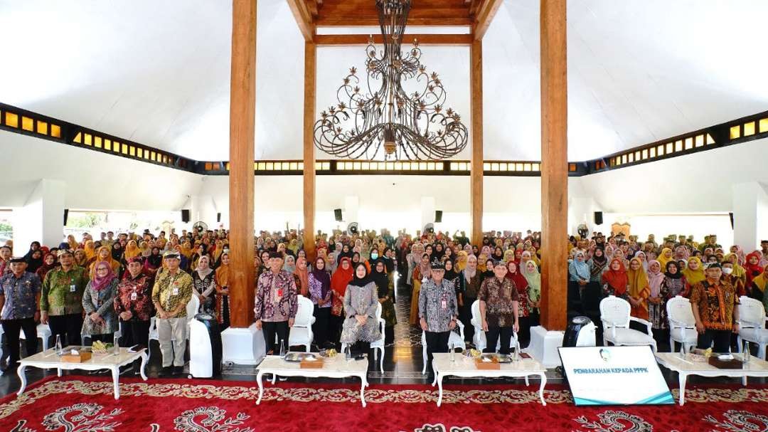 Bupati Banyuwangi bersama ribuan tenaga PPPK di Pendopo Sabha Swagatha Blambangan. (Foto: Humas Pemkab Banyuwangi)