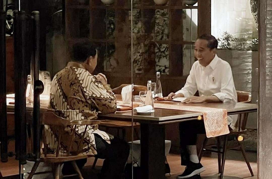 Presiden Jokowi semringah makan malam bersama Menteri Pertahanan (Menahan) Prabowo Subianto sekaligus capres, Jumat 5 Januari 2024. (Foto: Instagram @prabowo)