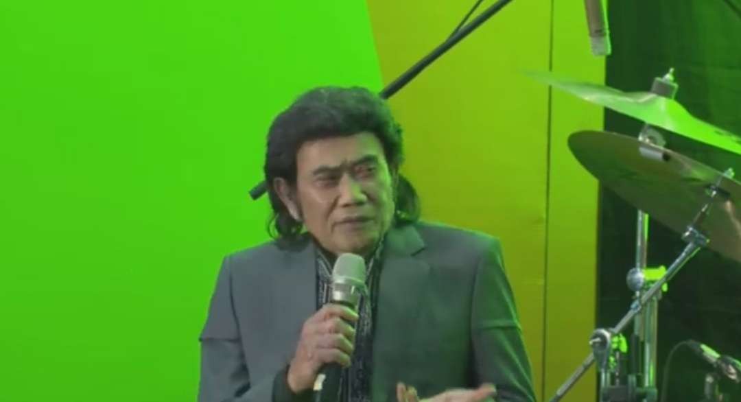 Musisi legendaris Rhoma Irama di depan penggemarnya. (Foto: YouTube)