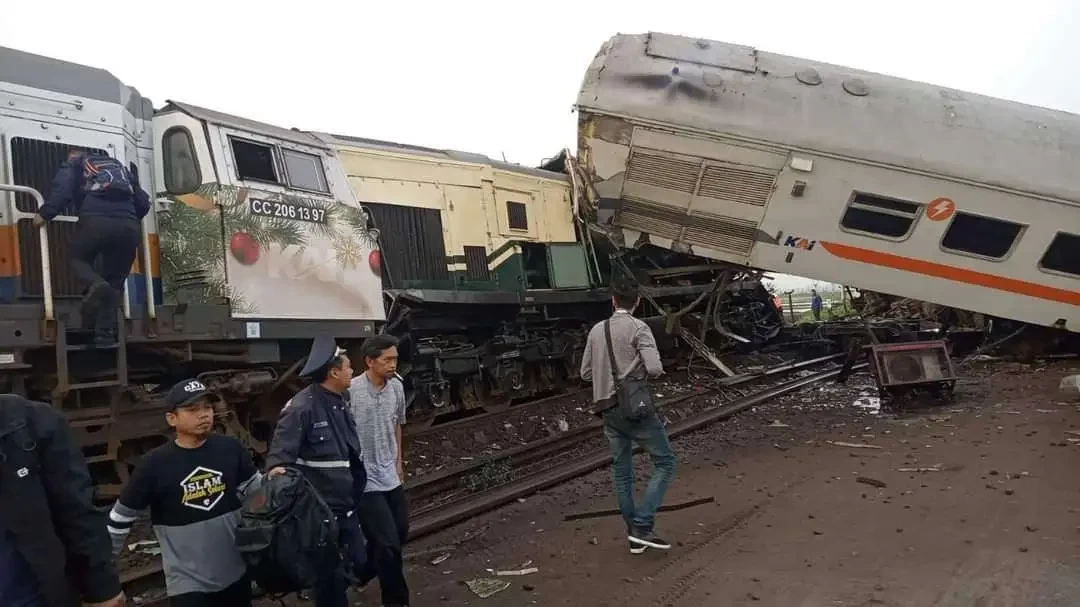 Tabrakan yang melibatkan KA Turangga dengan KA Commuter Line Bandung Raya. (Foto: X)