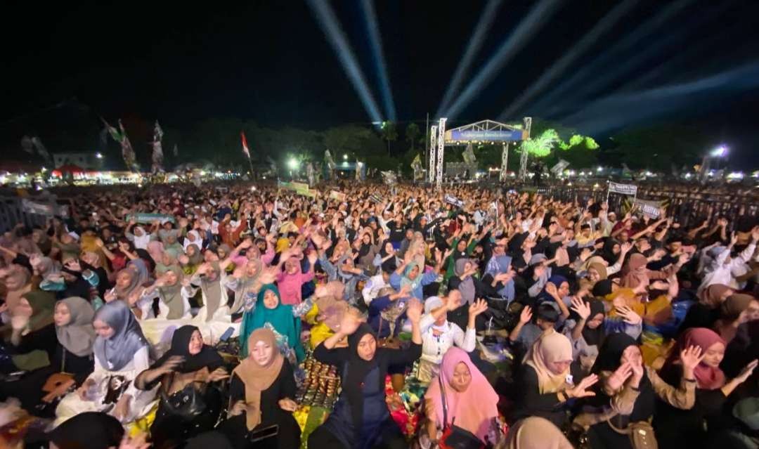 Puluhan ribu masyarakat Banyuwangi mengumandangkan sholawat untuk Nabi Muhammad SAW. (Foto: Istimewa)