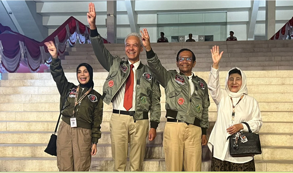 Pasangan Capres-Cawapres nomor urut 3 Ganjar Pranowo dan Mahfud MD mengenakan jaket bomber ala Top Gun. (Foto: Rakyat Sulsel)