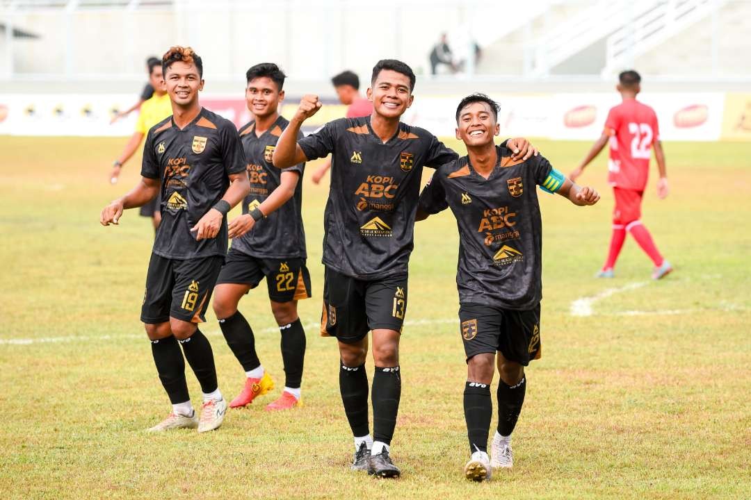 Pemain Persewangi selebrasi gol kedua jebol gawang Persepam. (Foto: Istimewa)