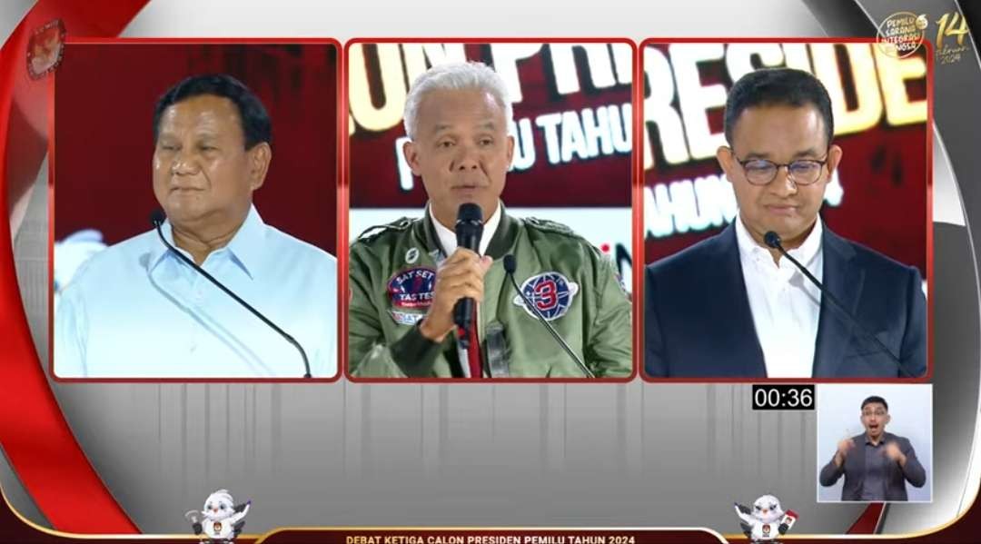 Aturan Debat Capres dilarang bawa atribut partai. Kubu Prabowo Subianto bawa lightstick warna biru, mirip penonton konser K-Pop. (Foto: YouTube KPU)