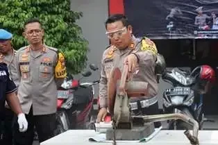 Ilustrasi. Kapolres Ponorogo AKBP Wimboko saat menunjukkan sepeda motor dengan knalpot brong di Aula Wengker Polres Ponorogo,Sabtu 11 November 2023.(Foto: dok. polres)