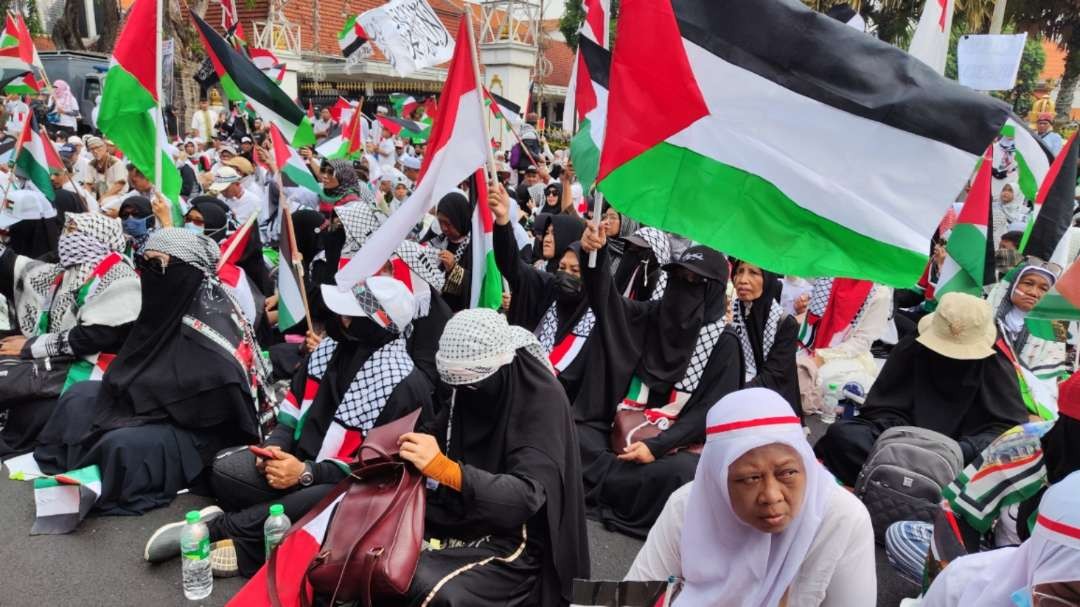 Ribuan umat menggelar Munajat Kemerdekaan bagi Palestina di Jalan Gubernur Suryo, Surabaya, Minggu 7 Januari 2023. (Foto: Fariz Yarbo/Ngopibareng.id)