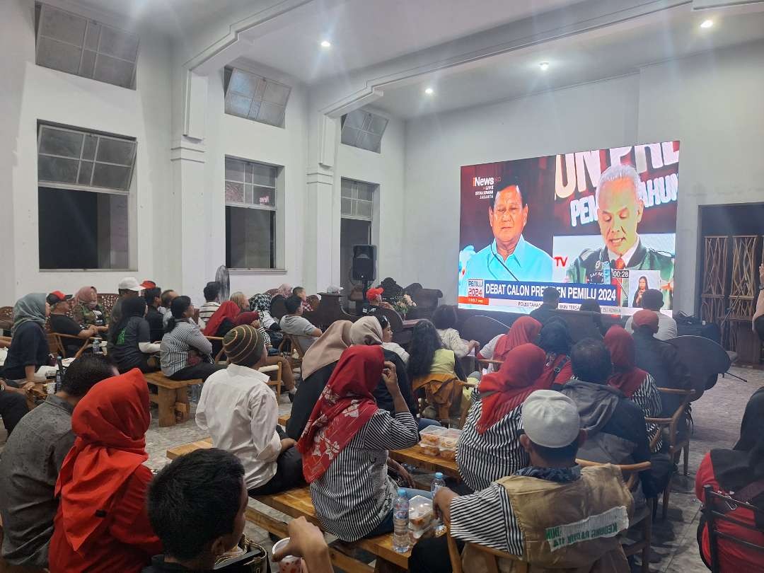 Suasana nonton bareng (nobar) Debat Capres 2024 di Markas TPD Ganjar-Mahfud Jatim, Gedung Internatio, Minggu 7 Januari 2024. (Foto: Julianus Palermo/Ngopibareng.id)