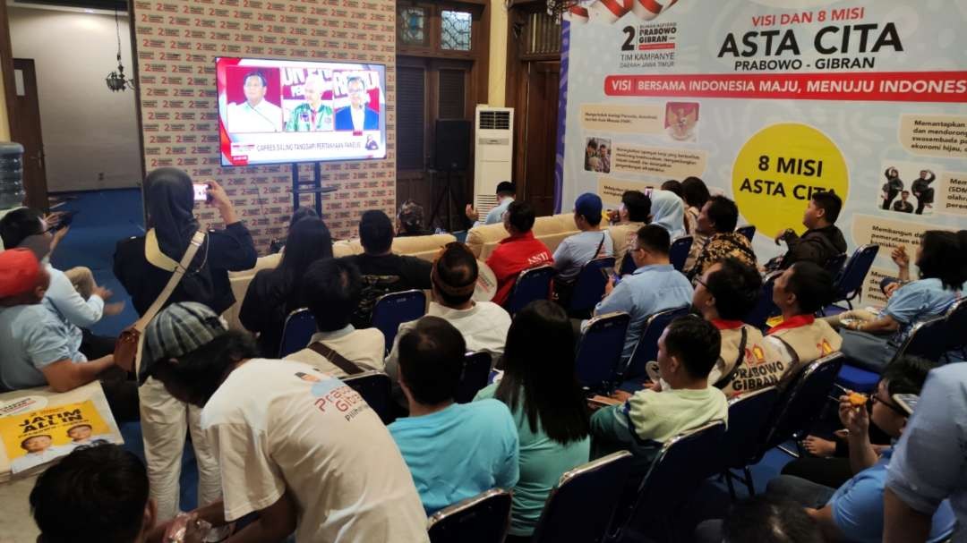 Simpatisan Prabowo-Gibran mengikuti nonton bareng debat capres di Posko TKD Jatim, Surabaya, Minggu 7 Januari 2023. (Foto: Fariz Yarbo/Ngopibareng.id)