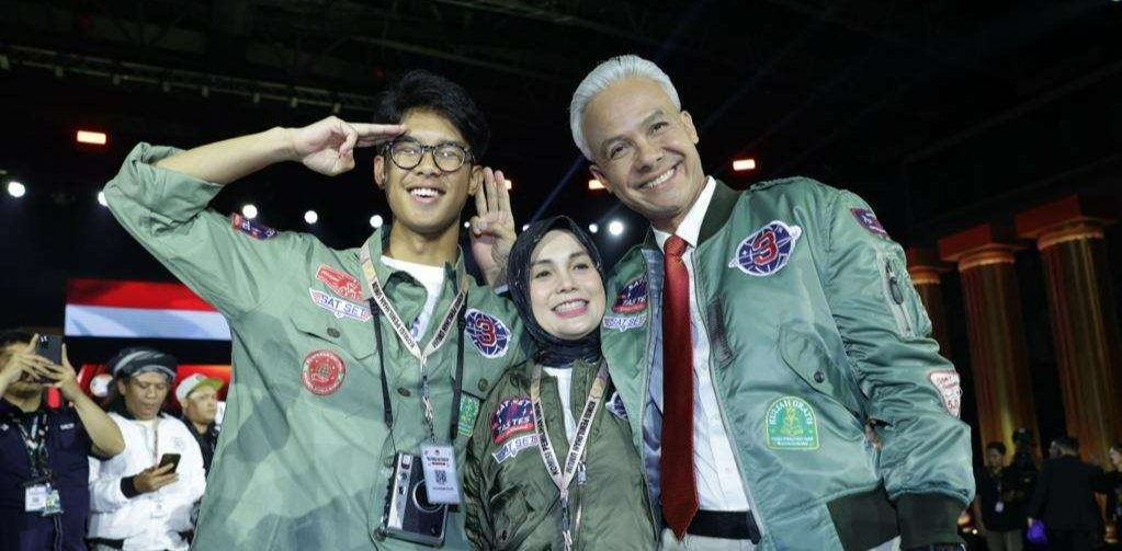 Capres 2024 Ganjar Pranowo (paling kanan) bersama istri dan anaknya, Siti Atikoh dan Alam Ganjar. (Foto: Tim Media Ganjar)