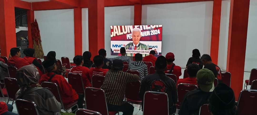 Kali ketiga DPC PDI Perjuangan Kabupaten Kediri menggelar nonton bareng debat capres cawapres. Kali ini di halaman Kantor DPC. (Foto: Fendi Lesmana/ngopibareng.id)