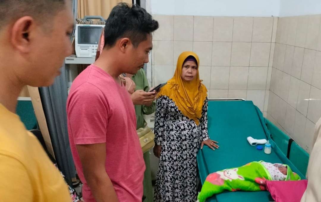 Bayi laki-laki yang ditemukan di depan toko mendapatkan perawatan di Puskesmas (Foto: istimewa)