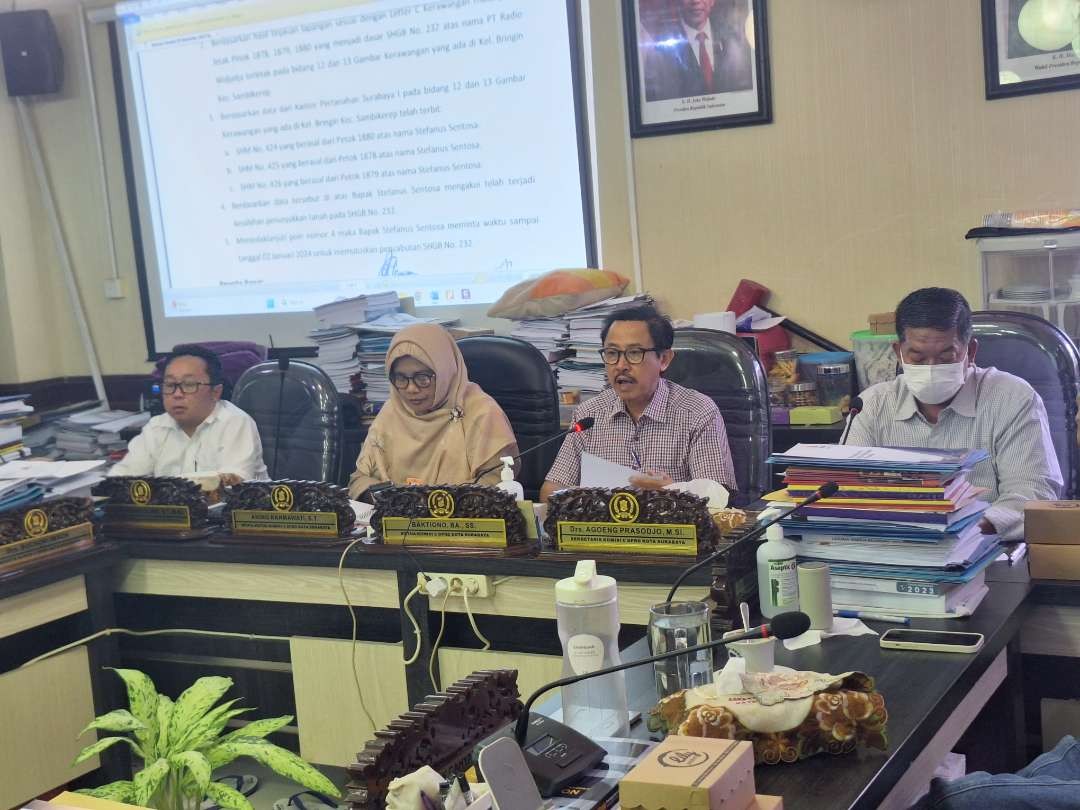 Ketua Komisi C DPRD Surabaya Baktiono (kedua dari kanan), didampingi oleh Wakil Ketua Komisi C lainnya, Agoeng Prasoedjo dan Aning Rahmawati, serta anggota Komisi A William Wirakusuma, saat rapat dengar pendapat, Senin 8 Januari 2024. (Foto: Julianus Palermo/Ngopibareng.id)