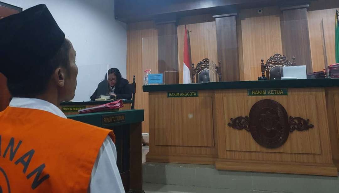 Terdakwa kasus kekerasan seksual kepada santri, M Tamyiz Al Faruq, saat mengikuti sidang putusan perkara nomor 362/Pid.Sus/2023/PN.Kpn di PN Kepanjen, Kabupaten Malang, pada Senin, 8 Januari 2024. (Foto: Moh Badar Risqullah/Ngopibareng.id)