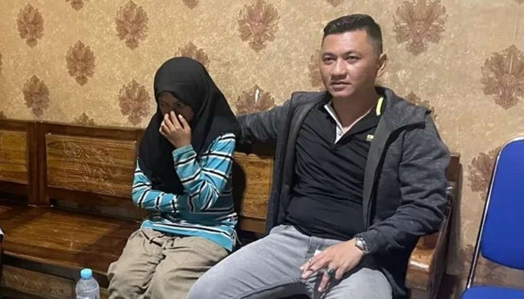 Perempuan berinisial RS, 21 tahun, saat berada di Polsek Pakisaji sebelum dikembalikan kepada orang tuanya usai dilaporkan hilang sejak Kamis, 4 Januari 2024. (Foto: Dok. Humas Polres Malang/Ngopibareng.id)