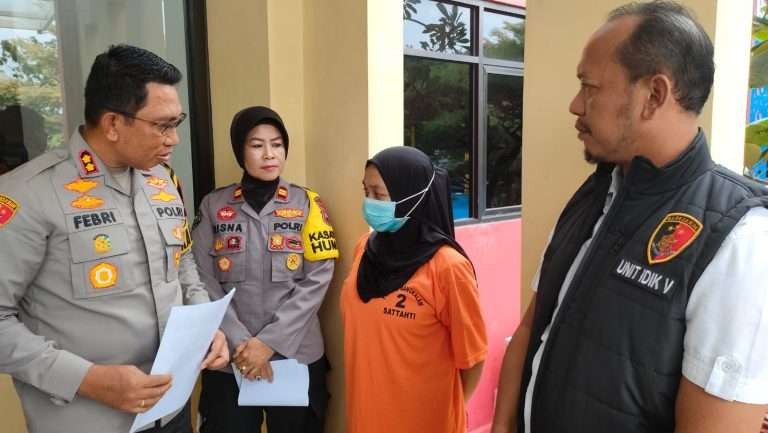 Kapolres Bangkalan AKBP Febri Isman Jaya saat memintai keterangan perempuan berinisial RB,27, di Mapolres Bangkalan, pada Senin 8 Januari 2024.(Foto: dok. Polres Bangkalan)