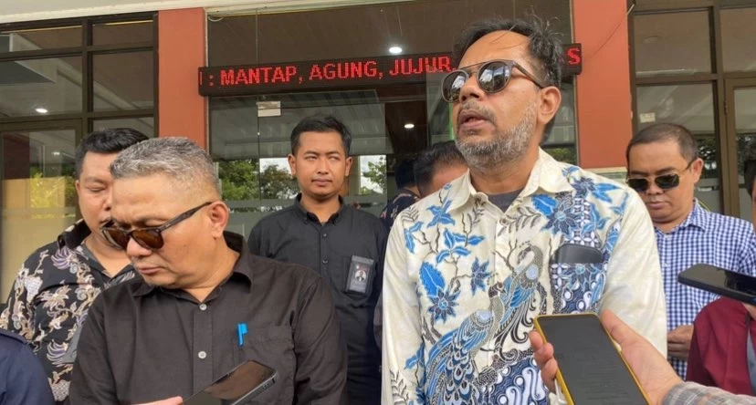 Haris Azhar (kanan) bersama Tim Advokasi Tragedi Kanjuruhan (Tatak) saat berada di Pengadilan Negeri Malang (Foto: Lalu Theo/Ngopibareng.id)