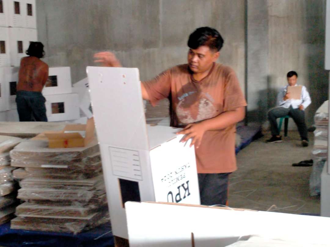 KPU Kota Probolinggo mengerahkan 10 tenaga kerja untuk merakit kotak suara di gudang KPU, Jalan Anggrek. (Foto: Ikhsan Mahmudi/Ngopibareng.id)