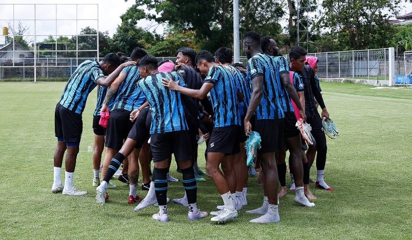 Punggawa Arema FC saat menjalani sesi latihan (Foto: X/@Aremafcofficial)