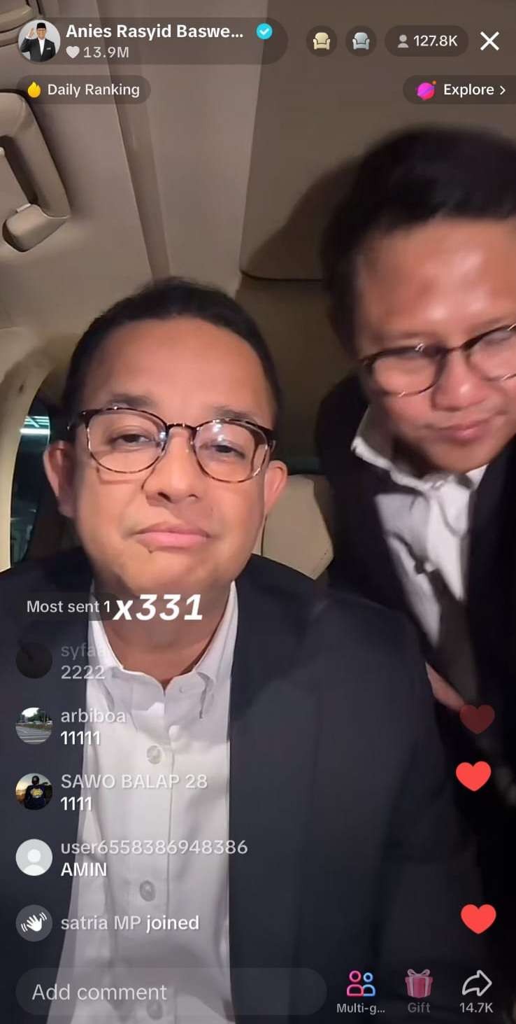 Calon Presiden nomor urut 01, Anies Baswedan saat melakukan siaran langsung lewat akun Tiktok resminya. (Foto: Tangkapan Layar)