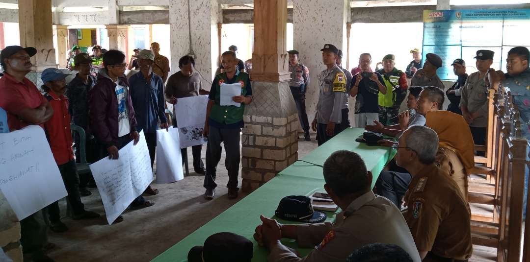 Para petani di Desa Grabagan, Tuban unjuk rasa di balai desa setempat, mereka ditemui oleh Kepala Desa serta Forkopimka Grabagan (Foto: Khoirul Huda/Ngopibareng.id)