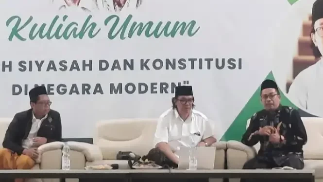 KH Prof Nadirsyah Hosen pada kuliah umum bertajuk "Fiqih Siyasah dan Konstitusi di Negara Modern" di Ma'had Aly Mamba'ul Ma'arif Denanyar Jombang. (Foto: gus iid for ngopibareng.id)