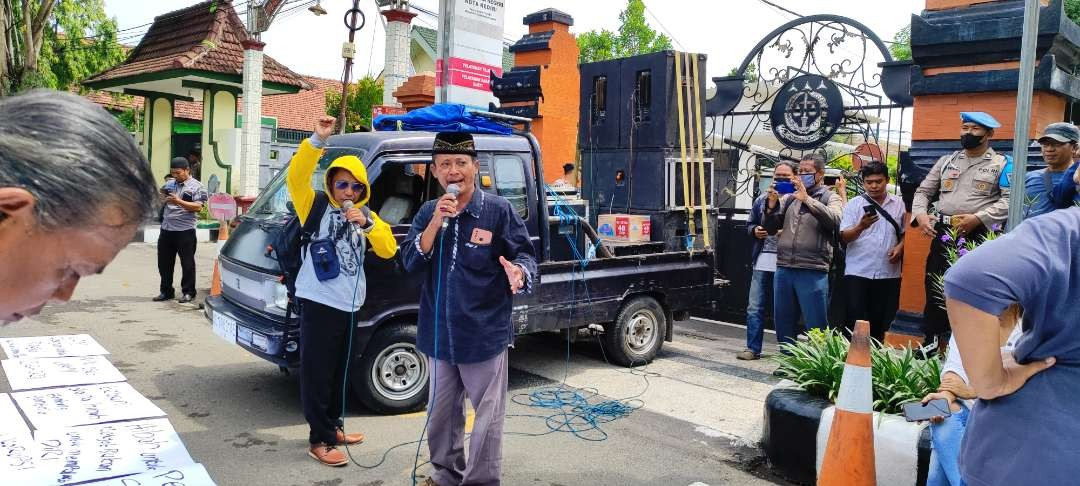 Datangi Kejaksaan, Komunitas Pecut Samandiman melaporkan berunjukrasa soal dugaan penyelewengan anggaran dana hibah (Foto: Fendi Lesmana/Ngopibareng.id)