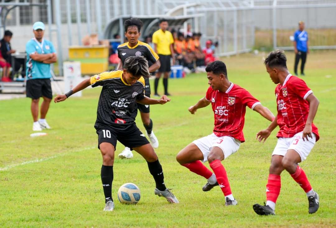 Pertandingan Derby Banyuwangi antara Mitra Bola Utama dengan Persewangi (Foto: Istimewa)