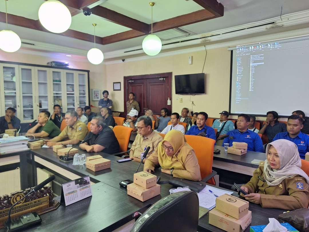 Suasana rapat dengar pendapat Komisi B DPRD Kota Surabaya bersama perwakilan pedagang THP Kenjeran, Selasa 9 Januari 2024. (Foto: Julianus Palermo/Ngopibareng.id)