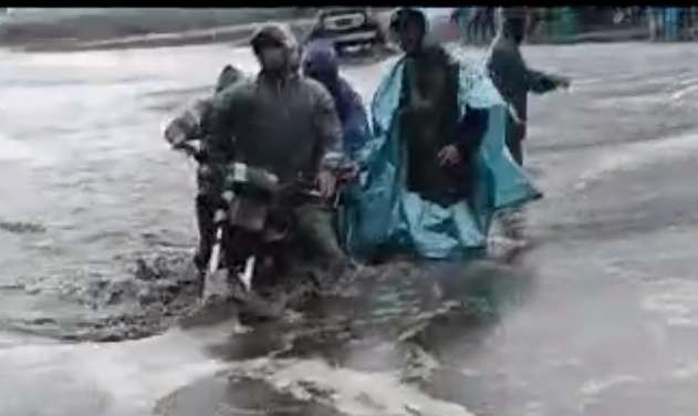 Di antara warga Bromo yang mengendarai motor sedang menyeberangi “lautan air” di Lautan Pasir Bromo. (Foto: tangkapan layar video amatir).