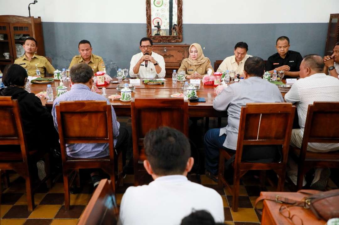 Pj Gubernur Jawa Tengah, Nana Sudjana saat acara ramaht-amah dengan Forum Wartawan Provinsi Jawa Tengah (FWPJT) di Kota Lama Semarang pada Senin, 8 Januari 2024. (Foto: Pemprov Jawa Tengah)