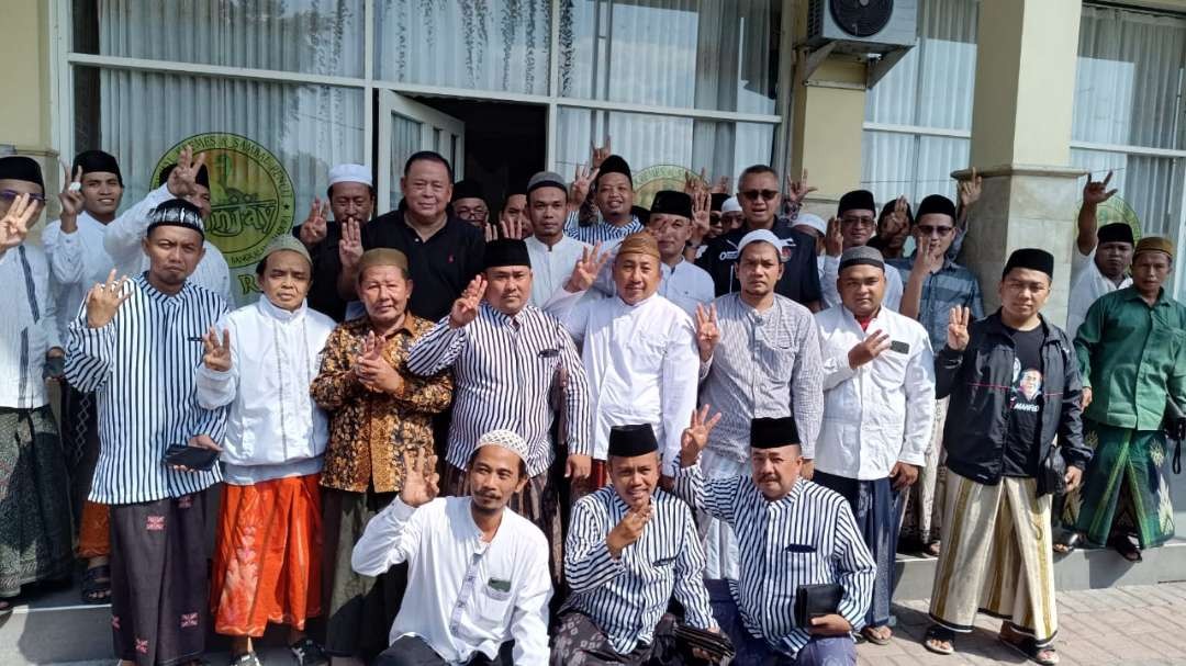 Puluhan kiai dan lora se-Madura saat bertemu dengan Deputi Kinetik Teritorial TPN Ganjar-Mahfud, Luki Hermawan, Selasa 9 Januari 2023. (Foto: Istimewa)