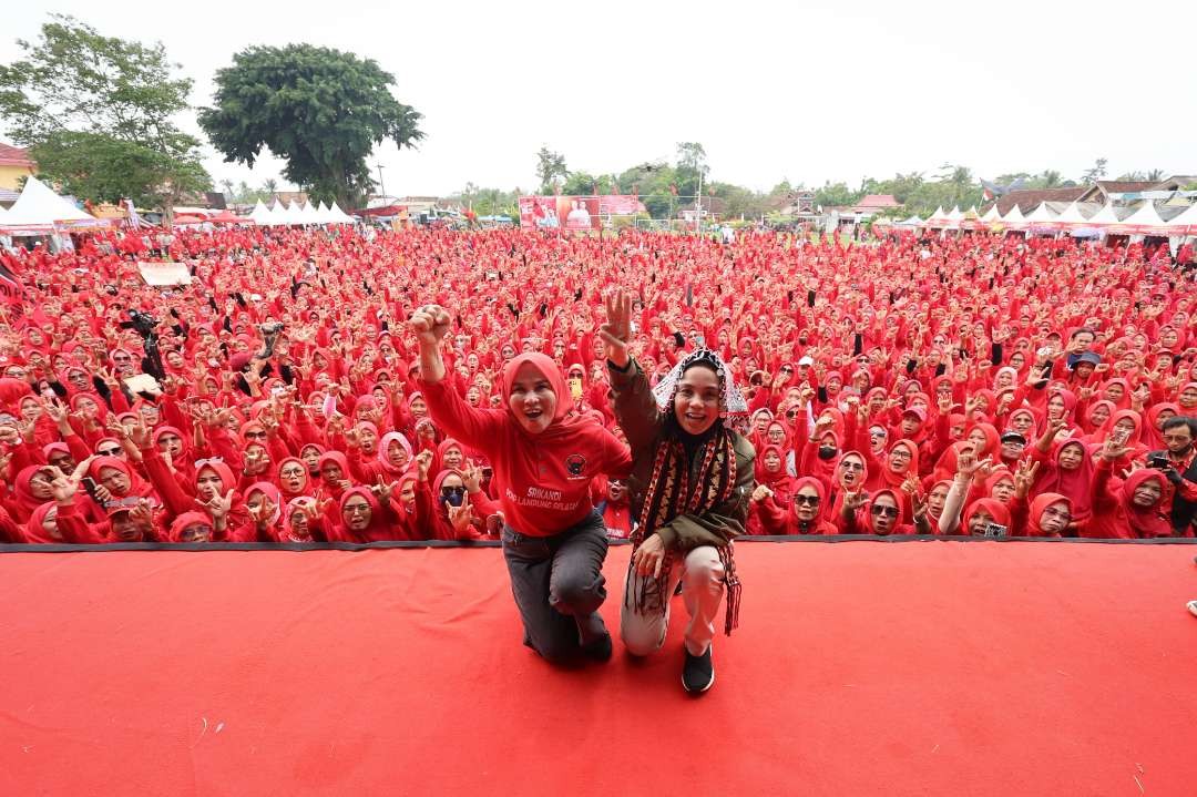 Atikoh didampingi Ketua Srikandi Lampung Selatan, Winarni Nanang Ermanto dan sejumlah kader PDI Perjuangan serta perwakilan partai pengusung Ganjar-Mahfud di Tanjung Bintang, Lampung Selatan, Selasa 9 Januari 2024.(Foto: istimewa)