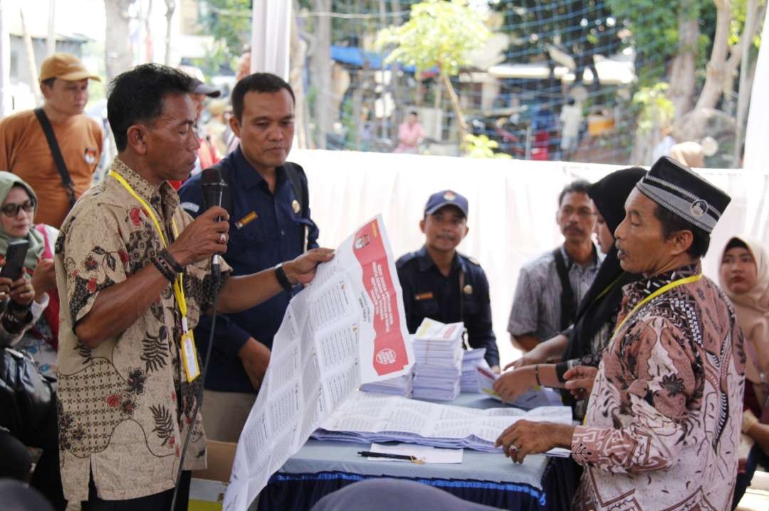 Suasana simulasi pemungutan dan penghitungan suara Pemilu 2024 di TPS 8, Kelurahan Wiroborang, Kecamatan Mayangan, Kota Probolinggo. (Foto: Ikhsan Mahmudi/Ngopibareng.id)